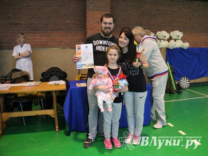 В Великих Луках прошли областные соревнования «Папа, мама, я - спортивная семья» (ФОТО)