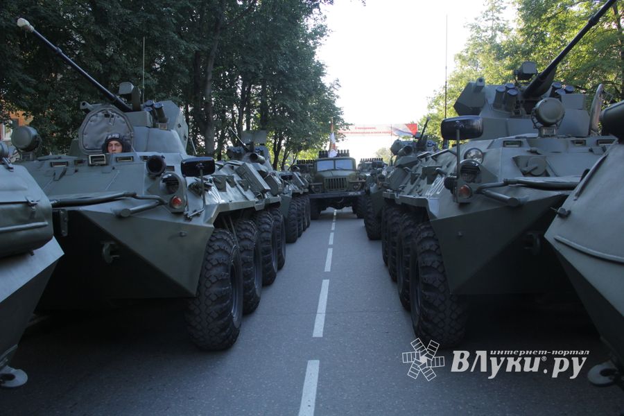 Военный парад в Великих Луках (ФОТО)