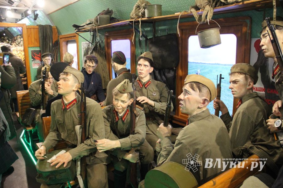 Великолучане знакомятся с «Поездом Победы» (ФОТО)