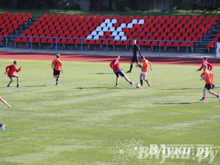 В Великих Луках стартовал открытый турнир по футболу