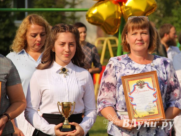 1 сентября в школах Великих Лук прошли Торжественные линейки (ФОТО)