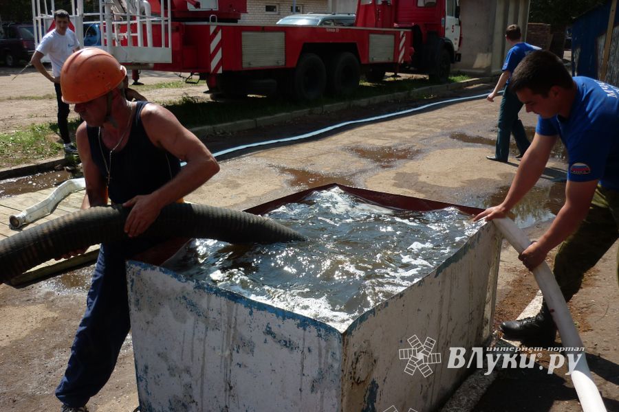 В Великих Луках прошли соревнования среди пожарных