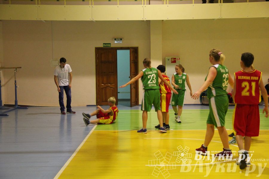 Интересный баскетбольный матч прошел в Великих Луках (фото)