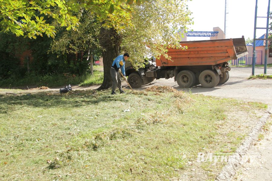 В Великих Луках убрали территорию у памятного знака рабочим ЛРЗ (ФОТО)