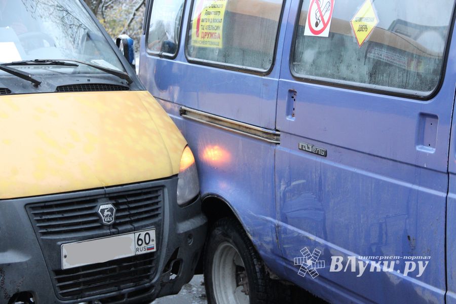 На проспекте Гагарина маршрутки не поделили остановку (ФОТО)