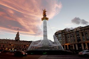 Старые машины, дрова и использованные банки: нетрадиционные идеи для рождественской елки