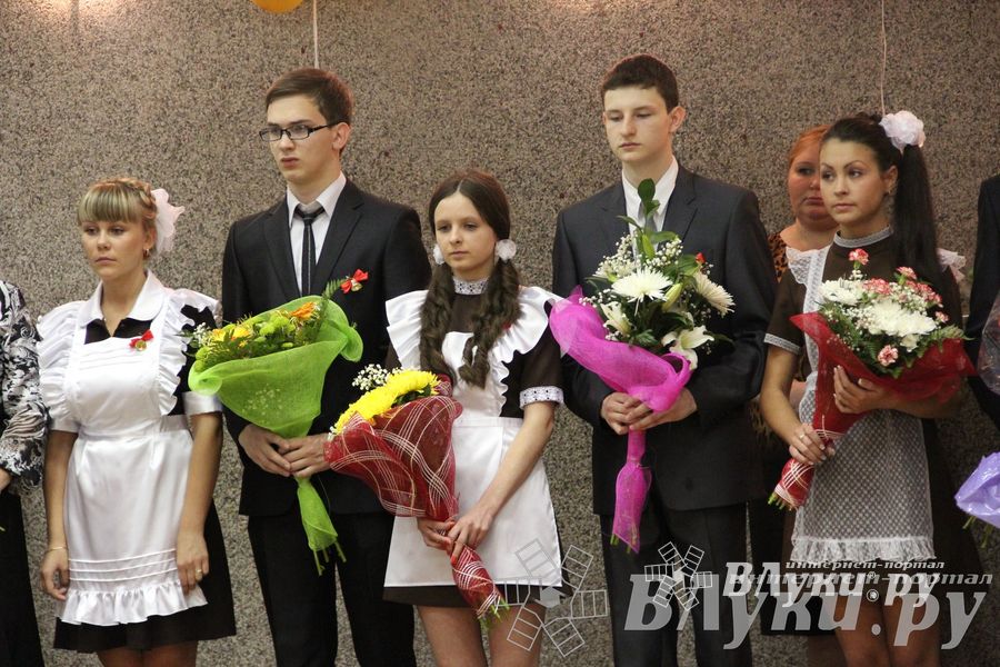 «Последний звонок» в школах Великих Лук