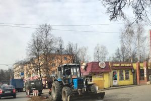 Возле Смоленского рынка завершают замену канализационной трубы (ФОТО)