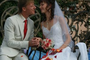 Торжественное открытие парковой скульптуры «Кресло влюбленных»