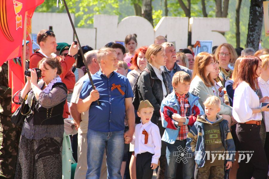 По центральному проспекту Великих Лук прошёл  «Бессмертный полк» (0+) (ФОТО)