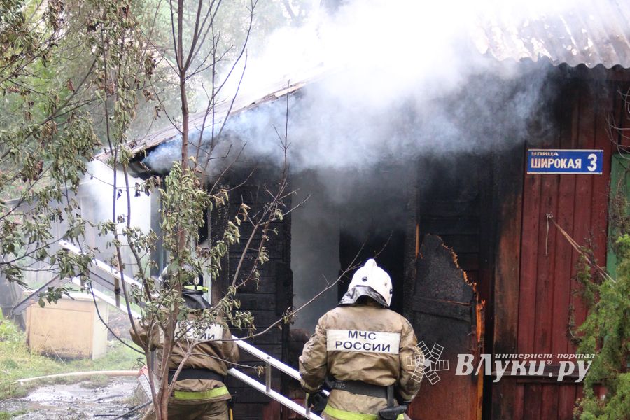 В Великих Луках пожарные тушат барак (ФОТО)