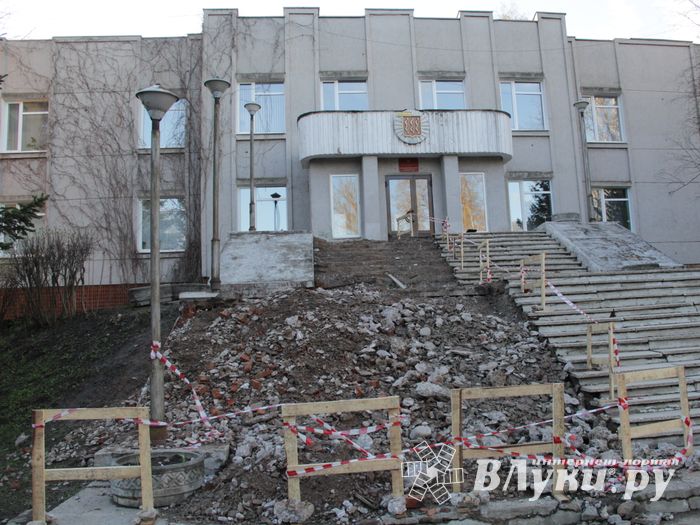 В Великих Луках ремонтирую ЗАГС