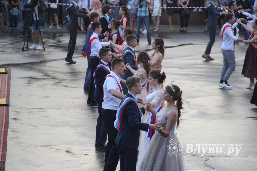 Великолукской «Бригантине» пришлось поплавать под дождём (ФОТО)