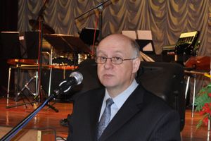 Первый заместитель главы города С. Г. Гусев вручил ветеранам юбилейные медали (фото)