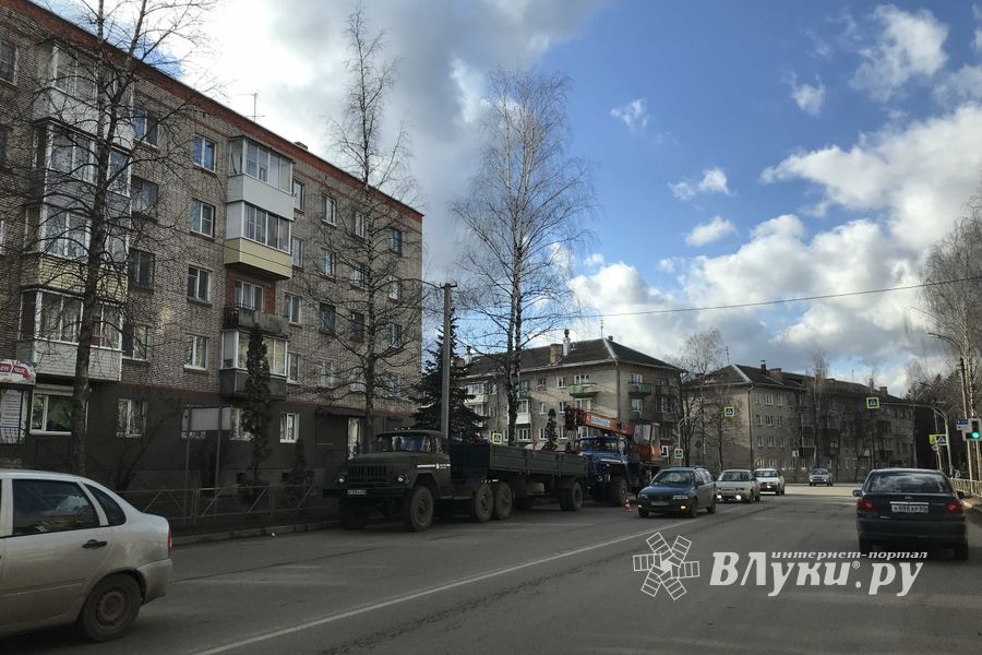 На проспекте Гагарина восстанавливают сбитые автомобилями столбы (ФОТО)