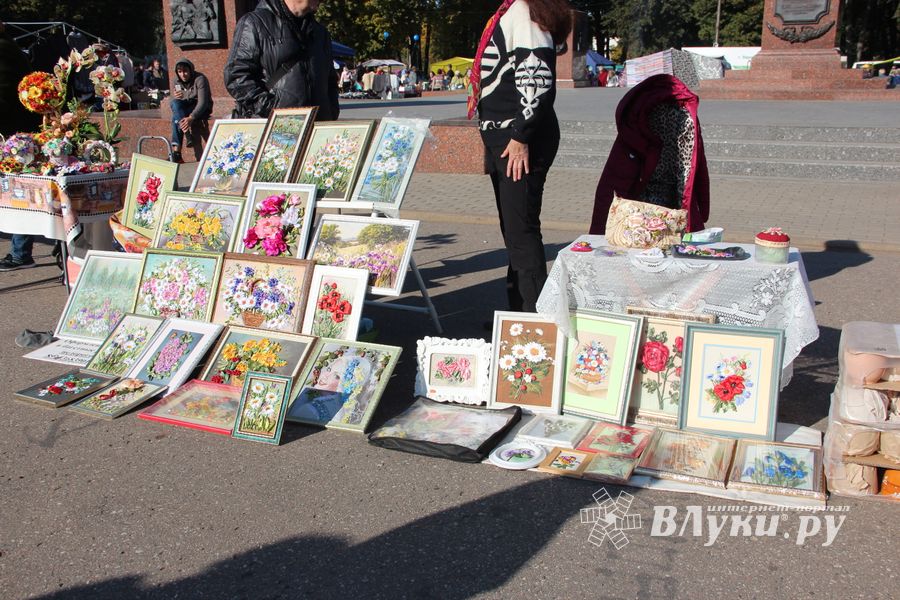 В Великих Луках прошла универсальная осенняя ярмарка (ФОТО)