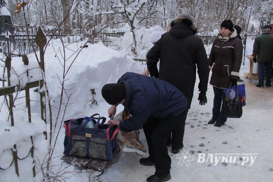 Великолучане запасаются святой водой (фото)