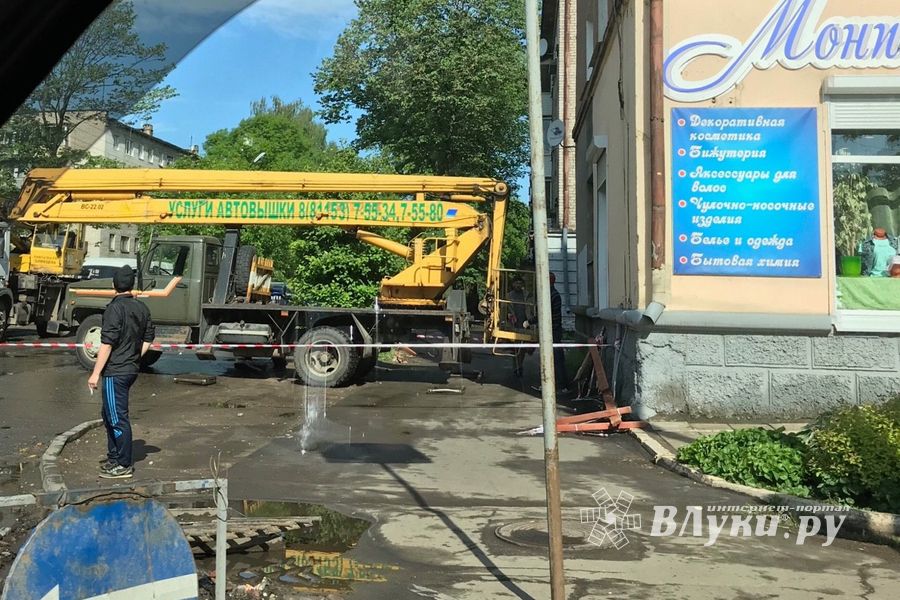 На Первомайской в Великих Луках ведутся ремонтные работы (ФОТО)