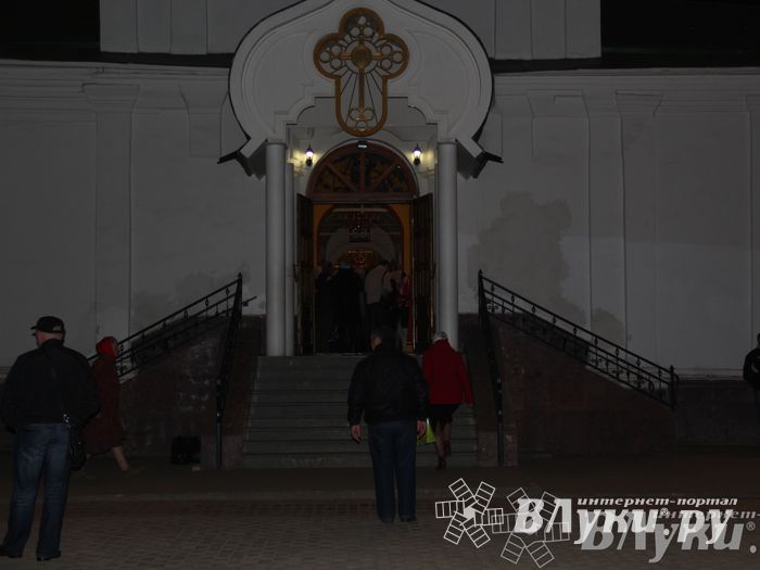 Крестным ходом встредили великолучане светлый праздник Пасхи