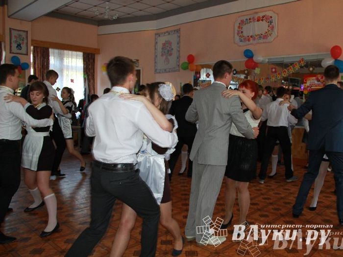 В Великих Луках прозвенели «Последние звонки»