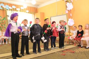 Юные великолучане поздравили мам и бабушек с помощью Золушки (ФОТО)