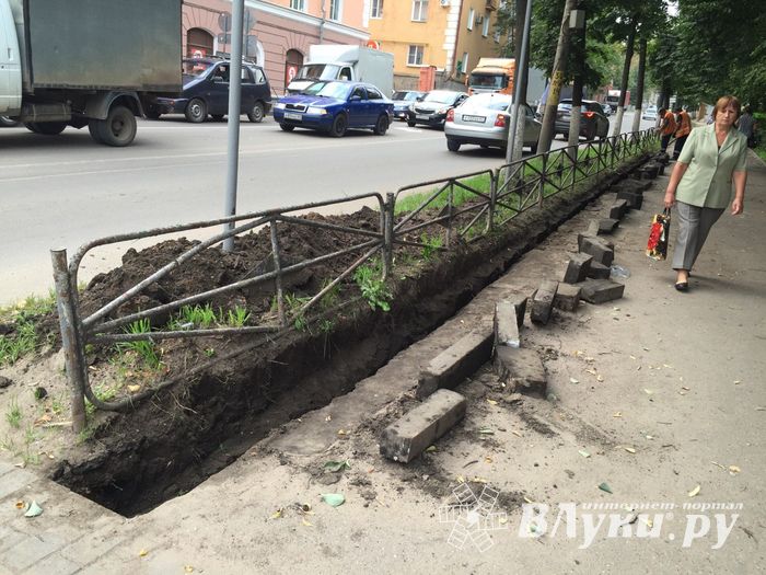 На Октябрьском в Великих Луках обновляют тротуар (ФОТО)