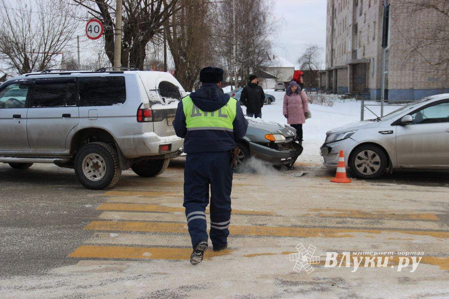 Лобовое ДТП на улице Печорской в Великих Луках (ФОТО)