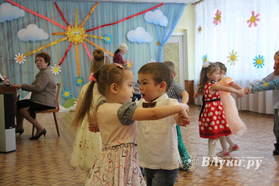 Малыши сада №1 поздравили мам и бабушек с 8 марта