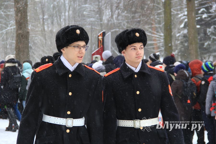 В Аллее Героев в Великих Луках прошёл Торжественный митинг  (ФОТО)