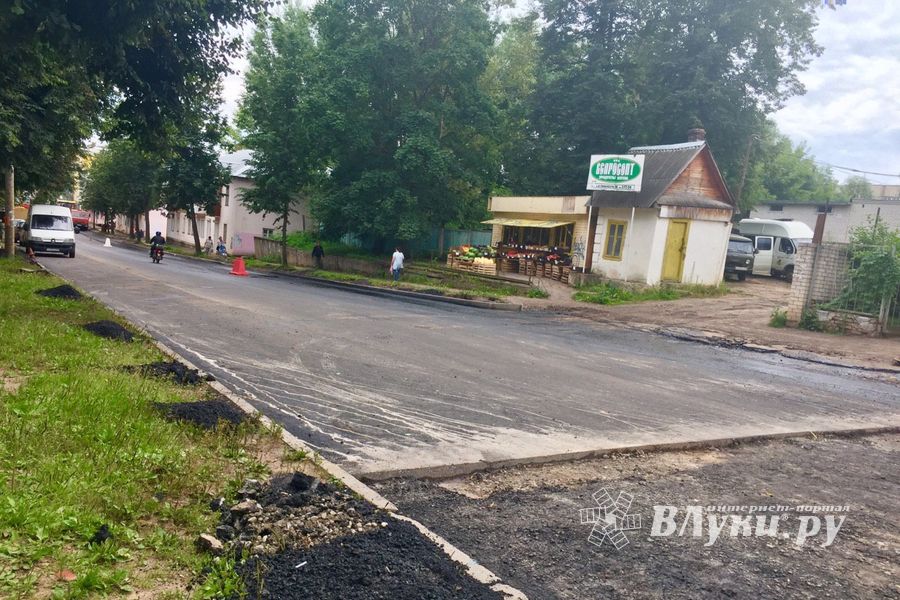Припаркованные у обочин автомобили вновь мешают ремонту дорог (ФОТО)
