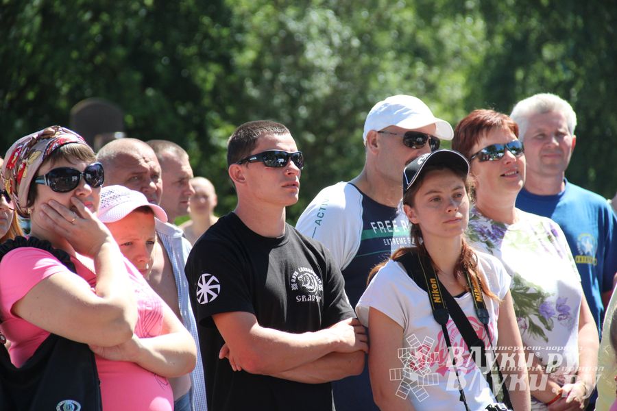 В Великих Луках состояли соревнования по подтягиванию на турнике (фото)