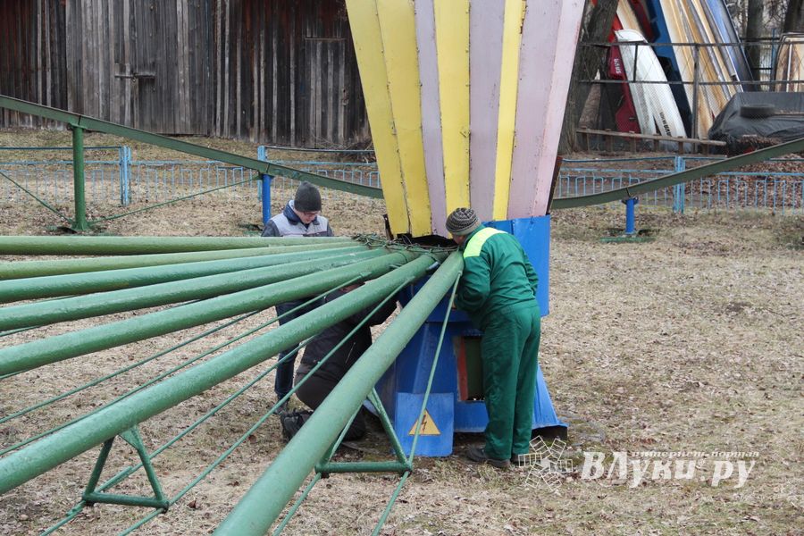 Аттракционы великолукского парка проверили на безопасность (ФОТО)