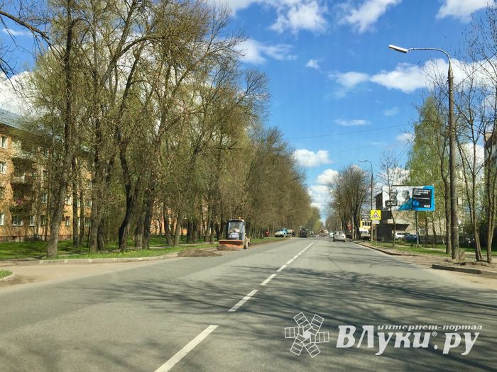 В Великих Луках убирают проспект Гагарина (ФОТО)