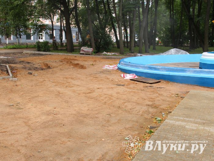 В Великих Луках сажают, стригут и красят (ФОТО)