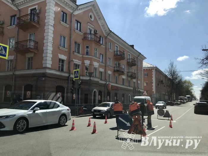 На Октябрьском обновляют «зебры», движение временно затруднено (ФОТО)