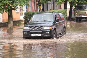И плывем, и плаваем – Великие Луки после ливня (ФОТО)