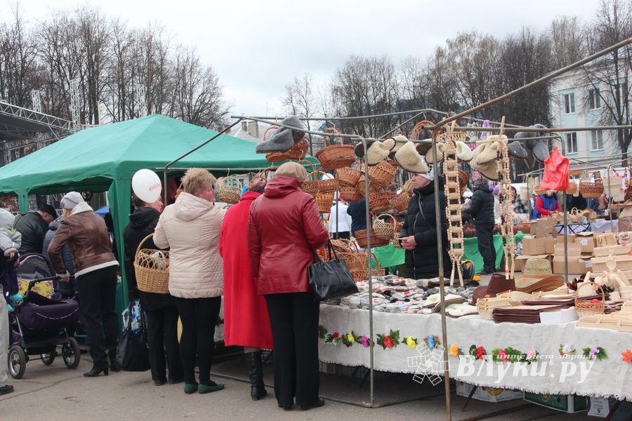 В Великих Луках проходит Весенняя ярмарка