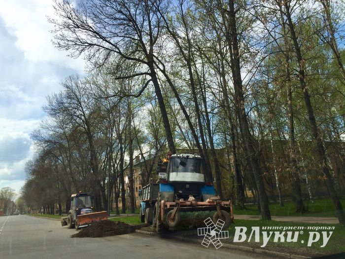 В Великих Луках убирают проспект Гагарина (ФОТО)