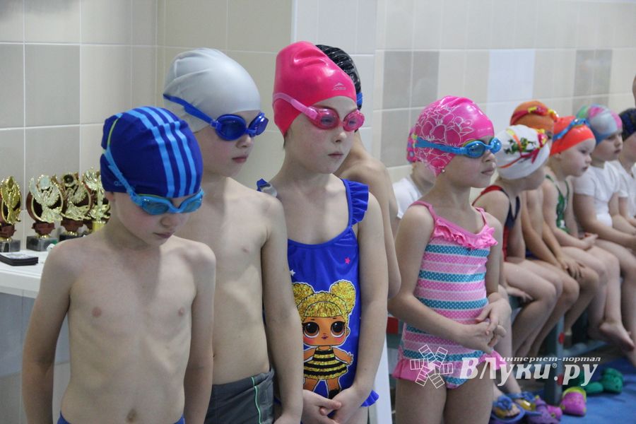 Соревнования по плаванию на призы Деда Мороза прошли в Великих Луках (ФОТО)