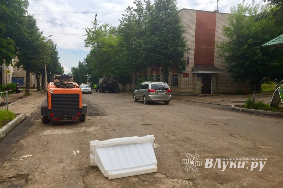 Припаркованные у обочин автомобили вновь мешают ремонту дорог (ФОТО)