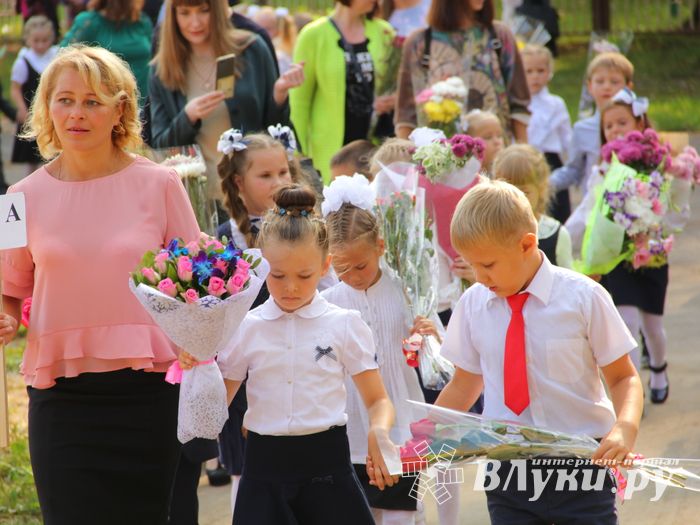 1 сентября в школах Великих Лук прошли Торжественные линейки (ФОТО)