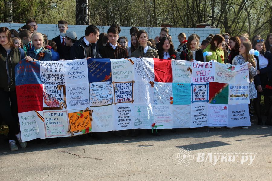 Ученики лицея №11 возложили цветы к могилам Братского кладбища (ФОТО)