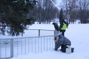 В Великих Луках приступили к демонтажу новогодней ёлки (ФОТО)