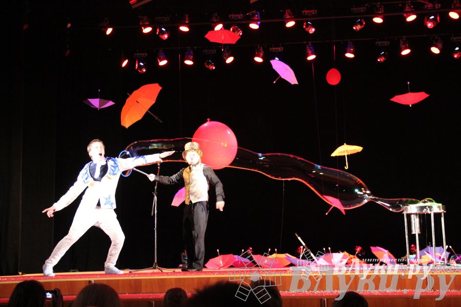 Шоу магических зонтиков и мыльных пузырей увидели юные великолучане