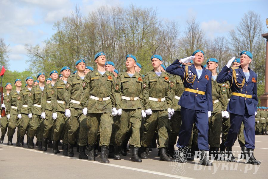 Парад Победы в Великих Луках (фото)