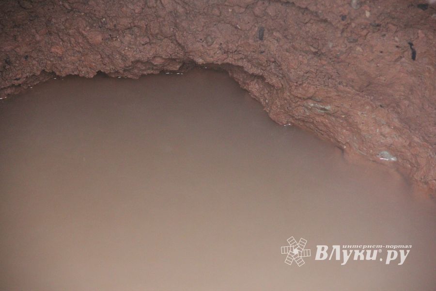 Фотофакт: провал асфальта на Гоголя в Великих Луках