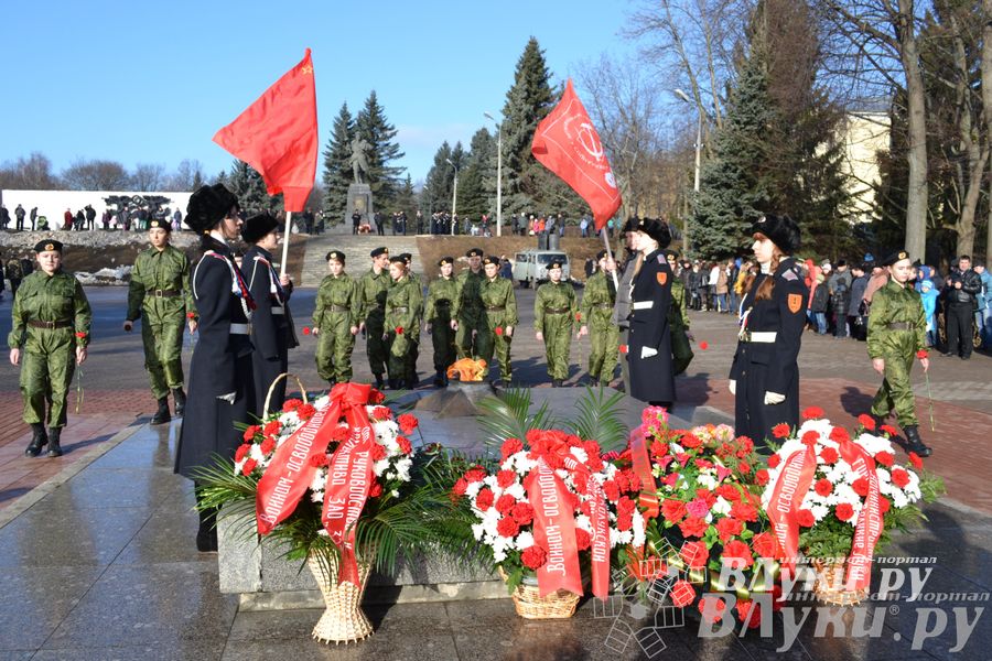 День защитника отечества в Великих Луках отметили памятным митингом и салютом