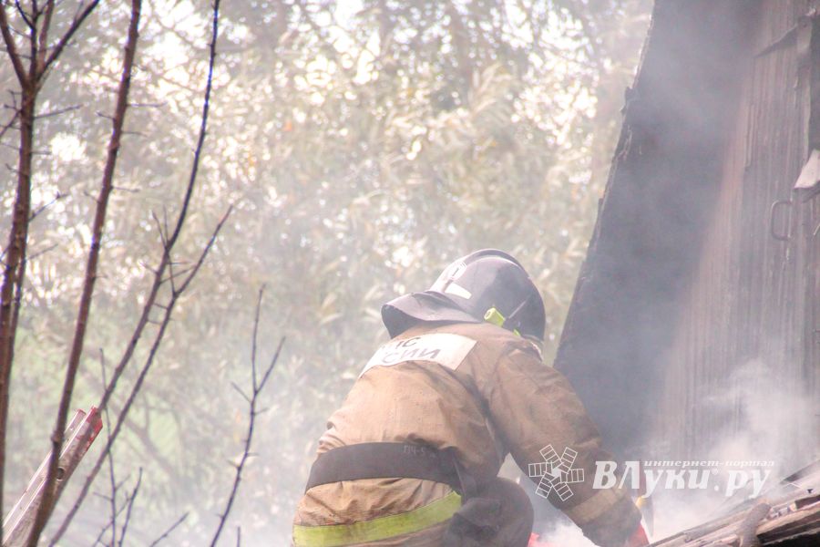 В Великих Луках пожарные тушат барак (ФОТО)