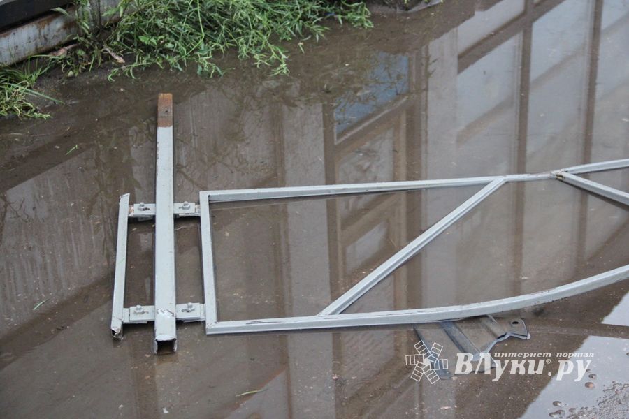 В Великих Луках автомобиль протаранил ограждение и «припарковался» на остановке (ФОТО)