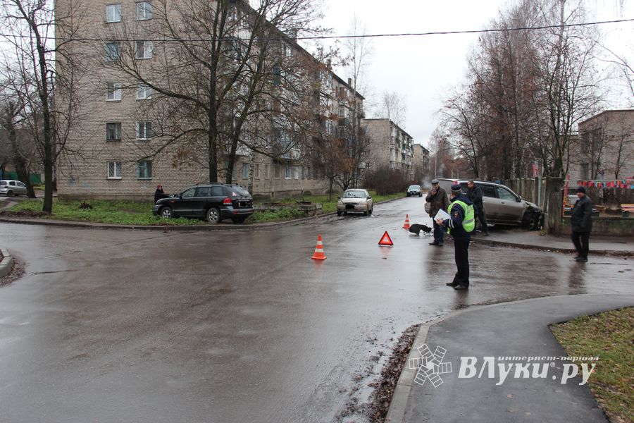 В Великих Луках столкнулись два внедорожника